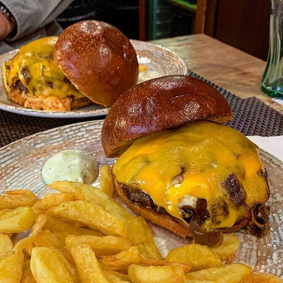 En Toro Burger Lounge de Marbella (en el Paseo Marítimo), donde se sirve la considerada mejor cheeseburger de España.