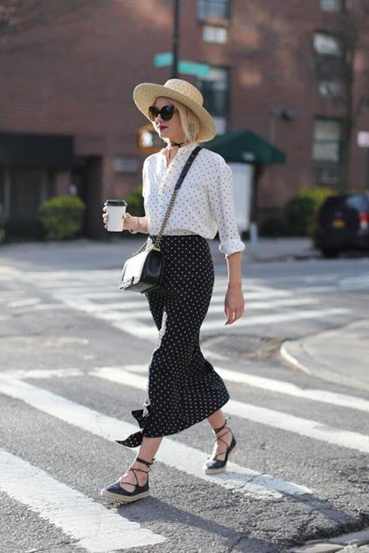 Pincha en la imagen para ver las alpargatas planas más bonitas con las que unirte a la tendencia de zapatos cómodos que más triunfa esta primavera.