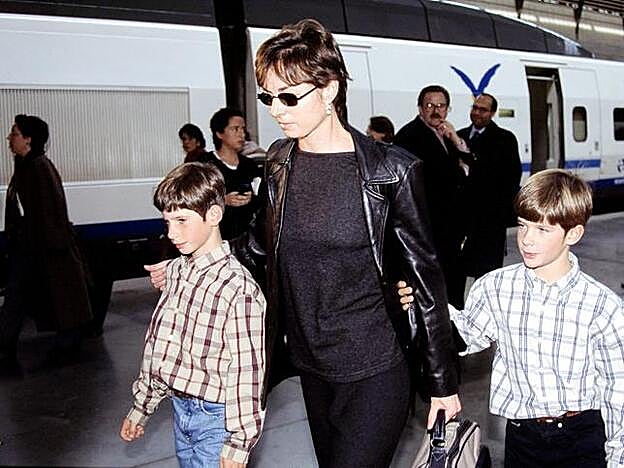 Matilde Solís con sus dos hijos en una foto de archivo, Fernando y Carlos Fitz-James Stuart. Gtres.