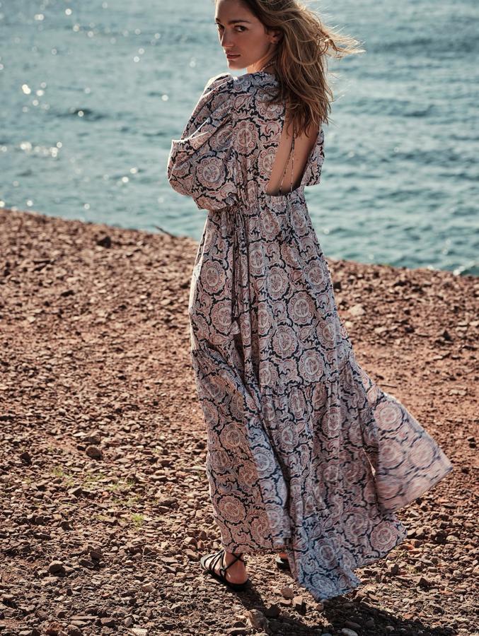 Maxivestido estampado de algodón orgánico con mangas abullonadas y escote en la espalda, de Mango (99,99 €).