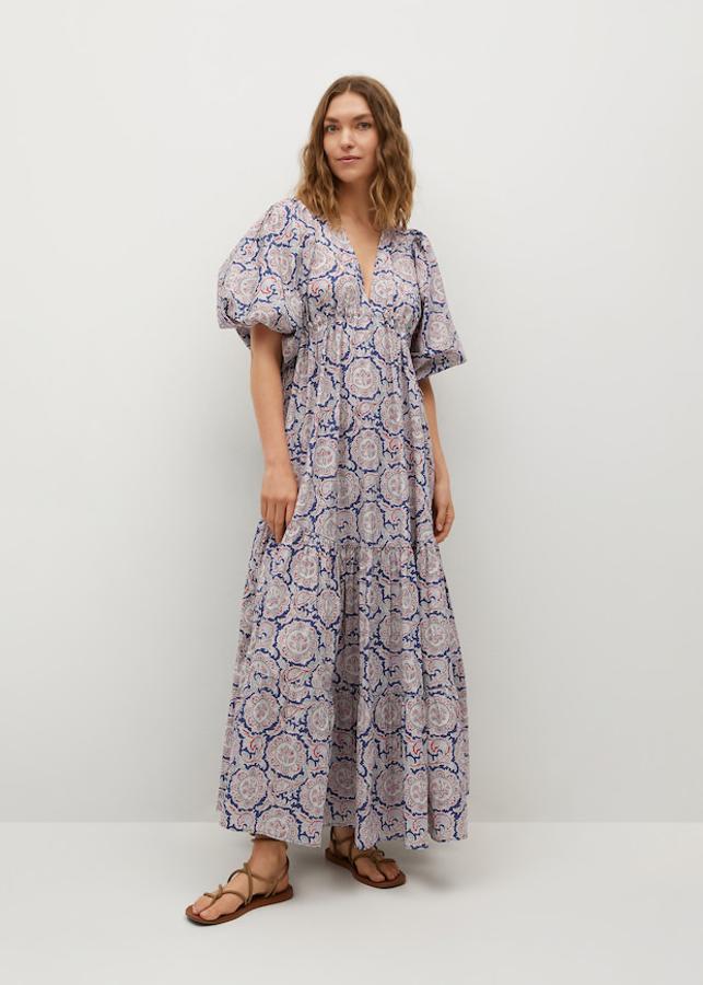 Maxivestido estampado con mangas abullonadas y escote de pico, de Mango (99,99 €).