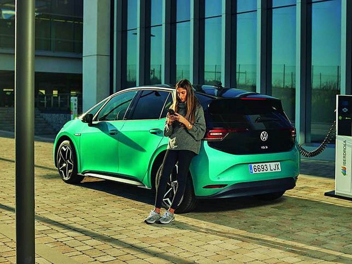 El primer premio en la categoría de Eléctrico ha sido para Volkswagen ID.3. No es el primer eléctrico de Volkswagen, pero sí el primer eléctrico de una nueva generación de modelos desarrollados desde el principio para ser solo eléctricos. Un vehículo que podría encarnar la filosofía del mítico Golf llevada a la movilidad eléctrica.