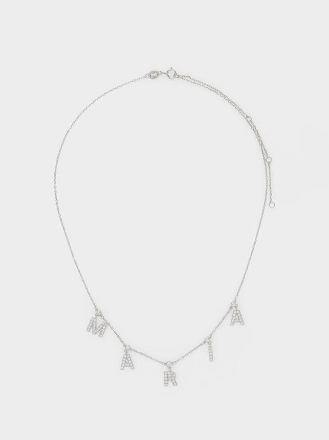 Parfois ha lanzado un nuevo collar que puedes personalizar con tu nombre. Está elaborado en plata, aunque también puedes encontrarlo chapado en oro. Su precio varía en función de cuántas letras se utilicen.