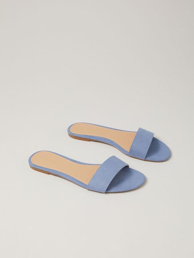 Diseño plano en azul para estas palas con planta a contraste y tira ancha delantera a tono que cuestan 5,99 euros y vamos a encontrar entre los números 35 y 41.