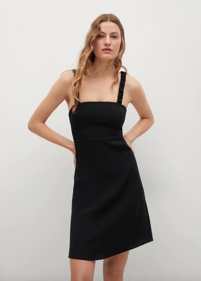 De diseño corto, con cintura entallada y abertura posterior, este vestido de la colección de fiesta de la firma catalana tiene un precio de 29,99 euros y está disponible entre las tallas XS y XL.