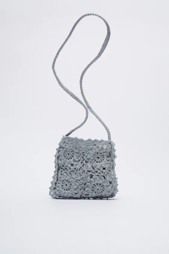 Bandolera mini de Zara con tejido de crochet en color azul cielo. (15,95 euros).