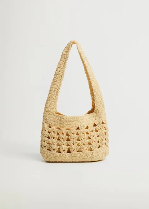 En Mango, piérdete por el amarillo pastel con este bolso mini de crochet. (25,99 euros).