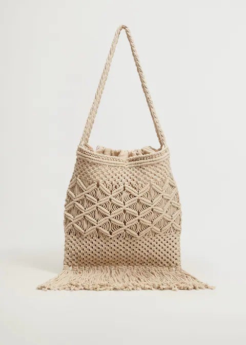 Bolso crochet de algodón con motivos trenzados y detalle de flecos de Mango en tamaño grande. (39,99 euros).