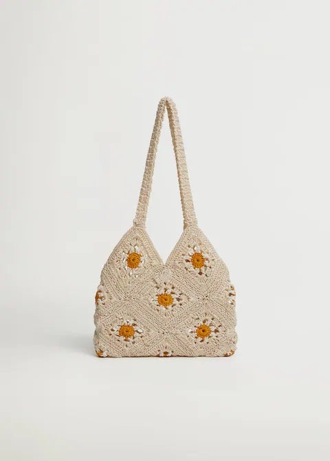 Bolso mini de crochet con estampado de flores. (19,99 euros).