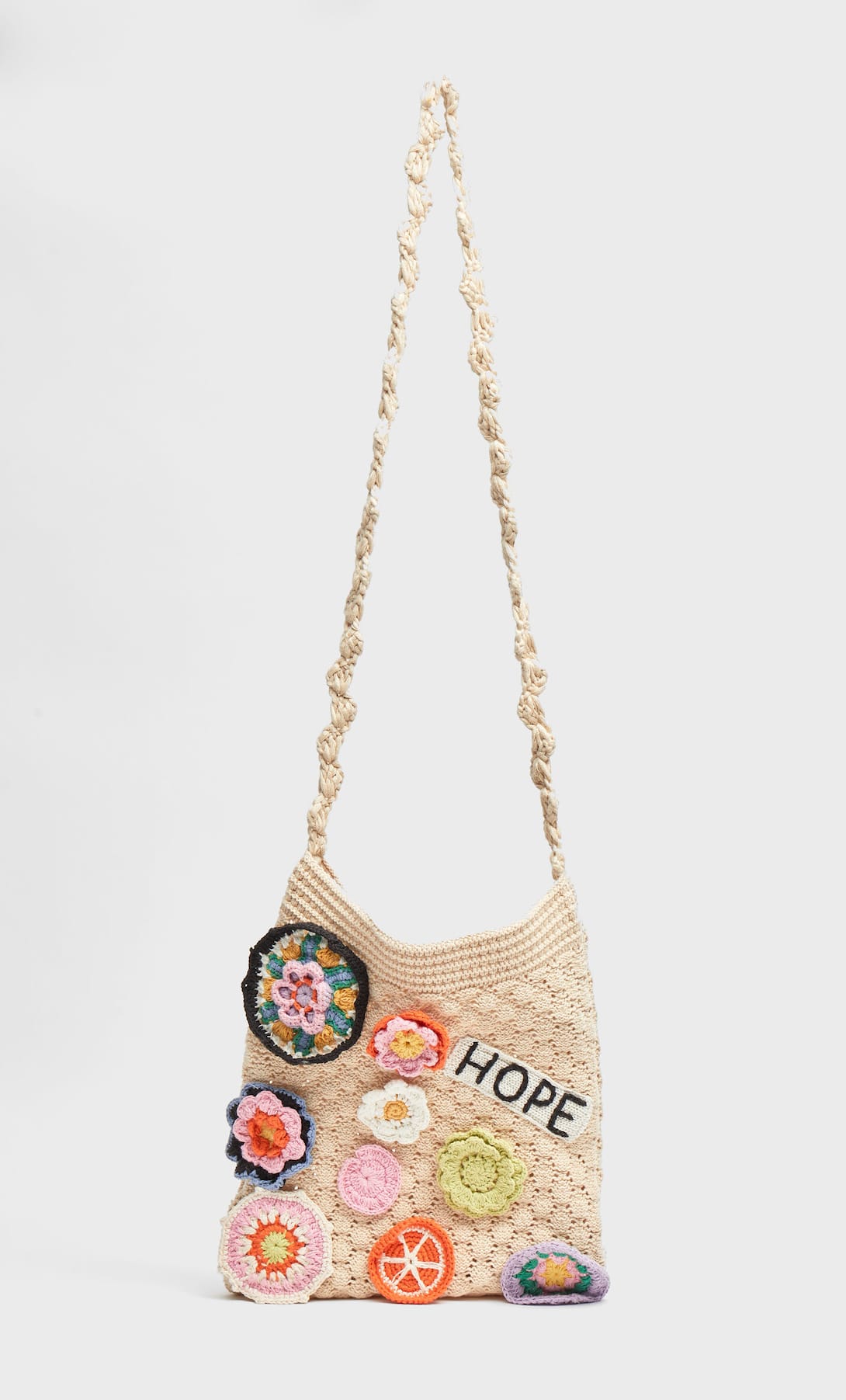 Eleva la tendencia hippie a otro nivel con este bolso crochet con parches de Stradivarius. (15,99 euros).