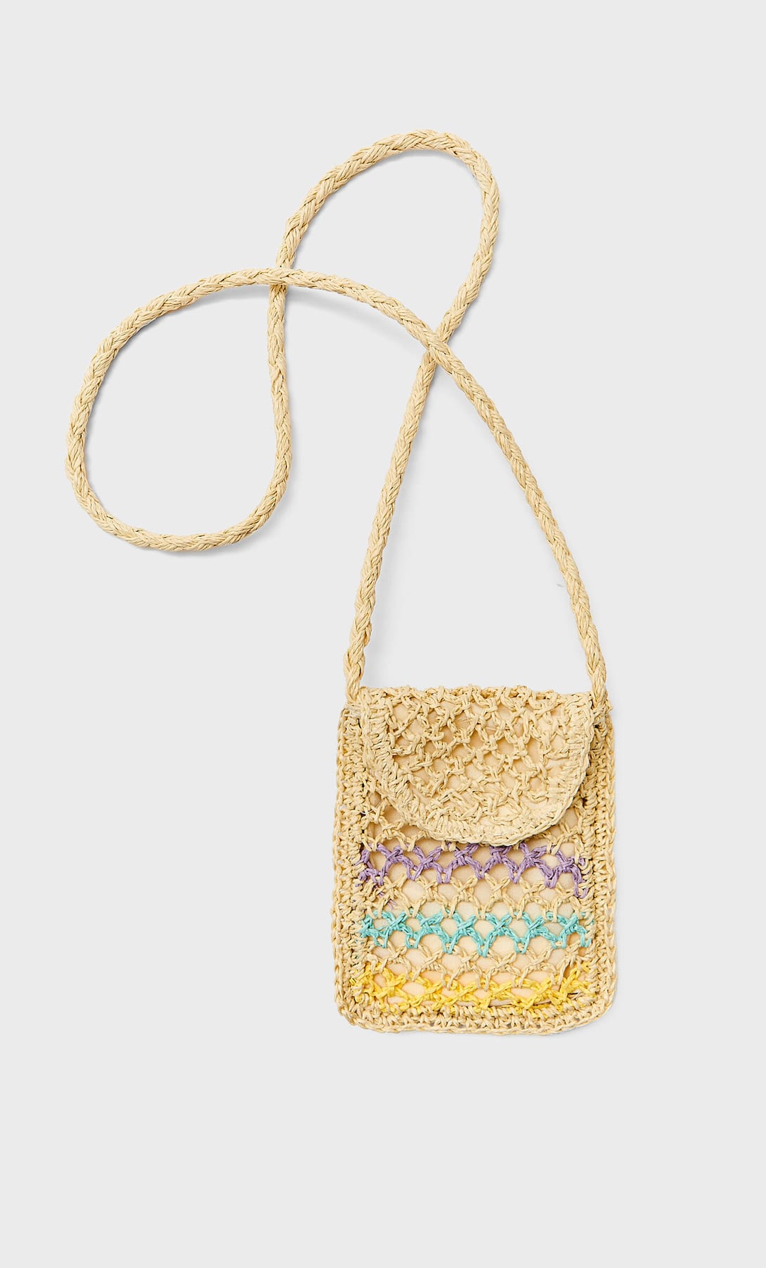 Bolso mini portateléfono, un accesorio que triunfa entre las influencers y que también podrás encontrar en tejido de crochet. En Stradivarius 12,99 euros.