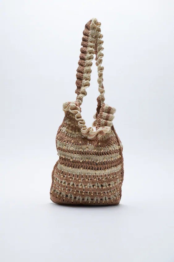 Bolso crochet tipo shopper con volantes y juego de tonos marrones. En Zara por 25,95 euros.