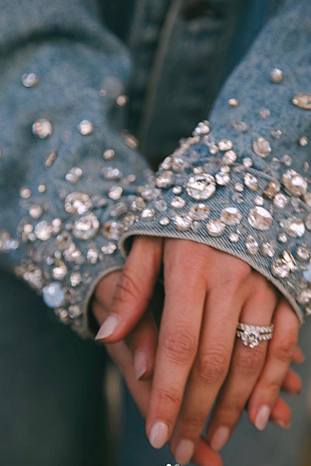 Detalle de las mangas de la cazadora que lleva Alexandra Pereira.