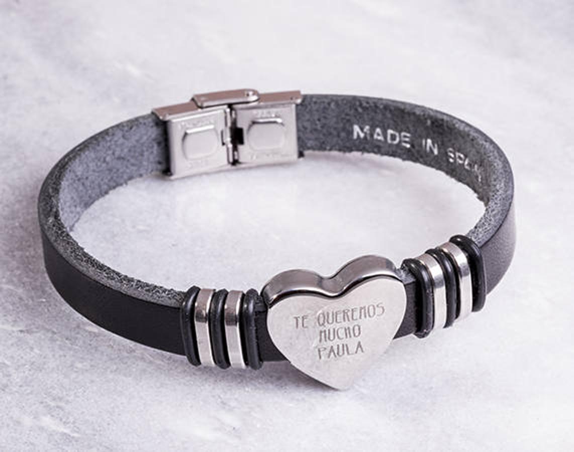 Eta pulsera de cuero tiene un corazón en el que puedes grabar el texto que desees. La puedes encontrar en la web Regalo Original y, con un precio de 19 €, es la opción más asequible de la lista.
