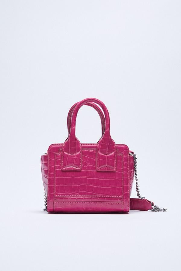 Bolso grabado de color fucsia de Zara (19,99 euros)