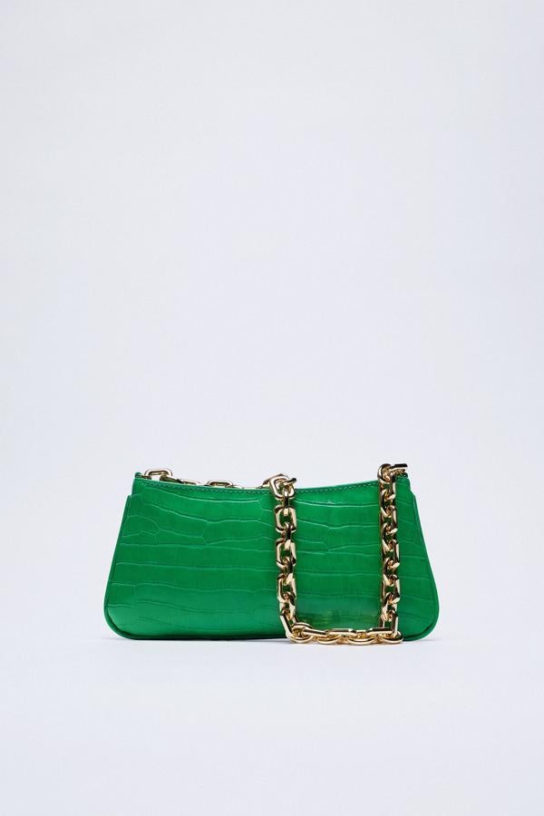 Mini bolso de color verde grabado con asa de cadena larga de color dorado de Zara (15,99 euros)