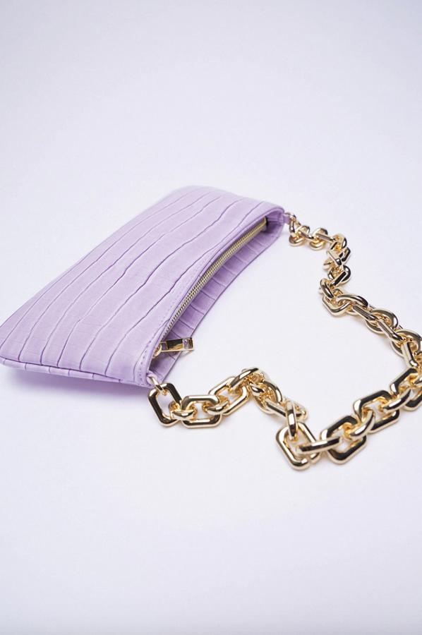 Este bolso de hombro con asa de cadena gruesa e interior forrado con bolsillo es de Zara y tiene cierre superior de cremallera. Cuesta 25,95 euros.