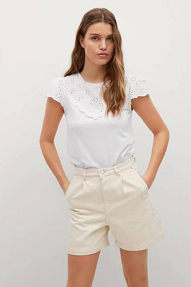 El calado le da a la camiseta un aspecto muy elegante