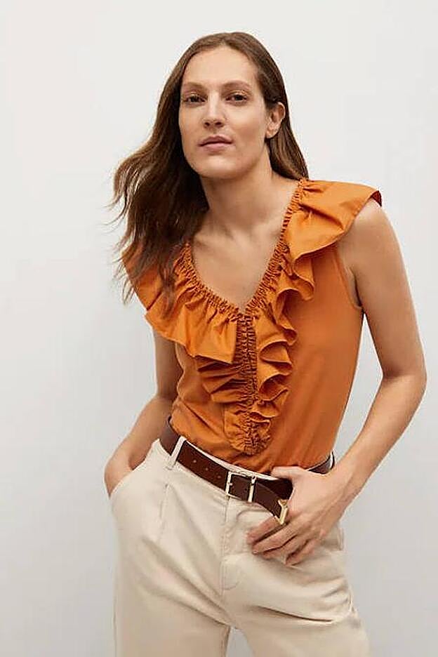 La camiseta de volantes tiene el cuello de pico