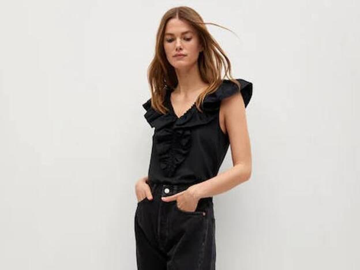 Pincha en la foto para ver doce camisetas básicas por menos de 15 euros que querrás para ir a la oficina porque adelgazan y hacen tipazo