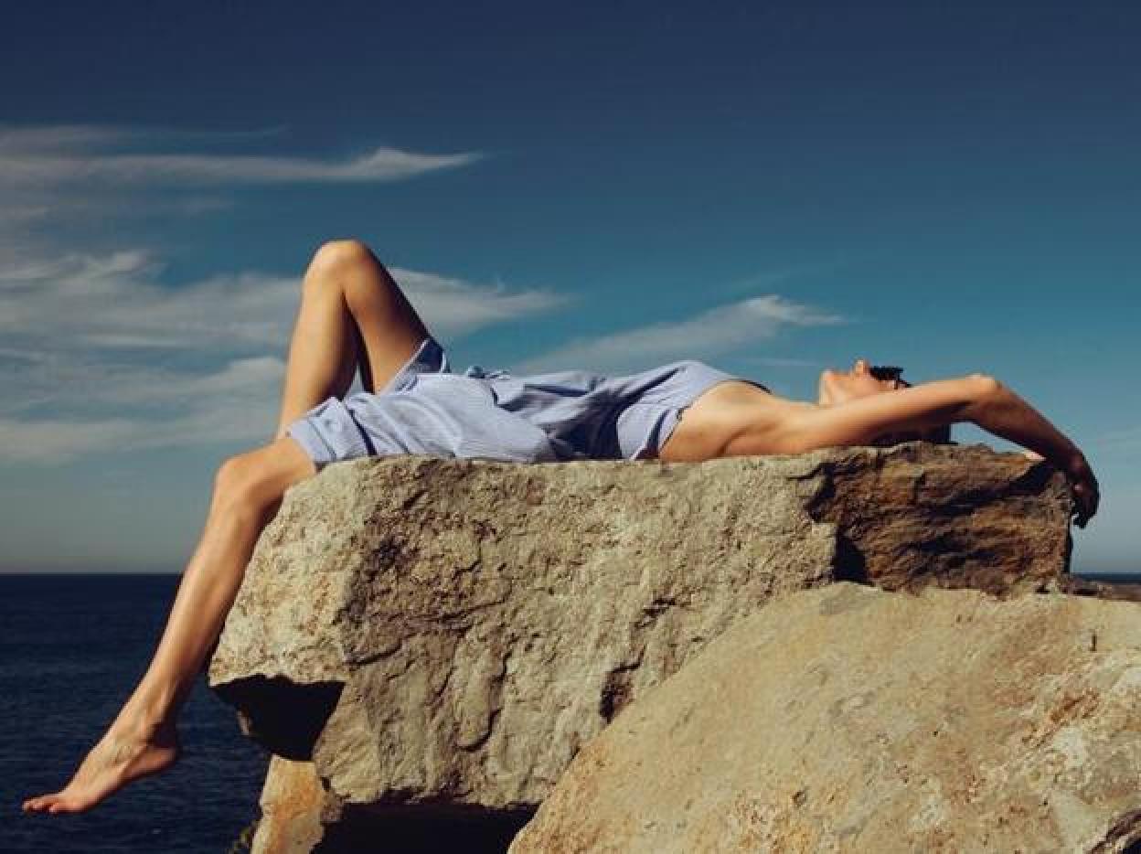 La celulitis se forma cuando las células de grasa debajo de la piel empujan los tejidos conectivos hasta arrugar la superficie. Pincha para ver las cremas que necesitas para tonificar piernas, brazos y glúteos.