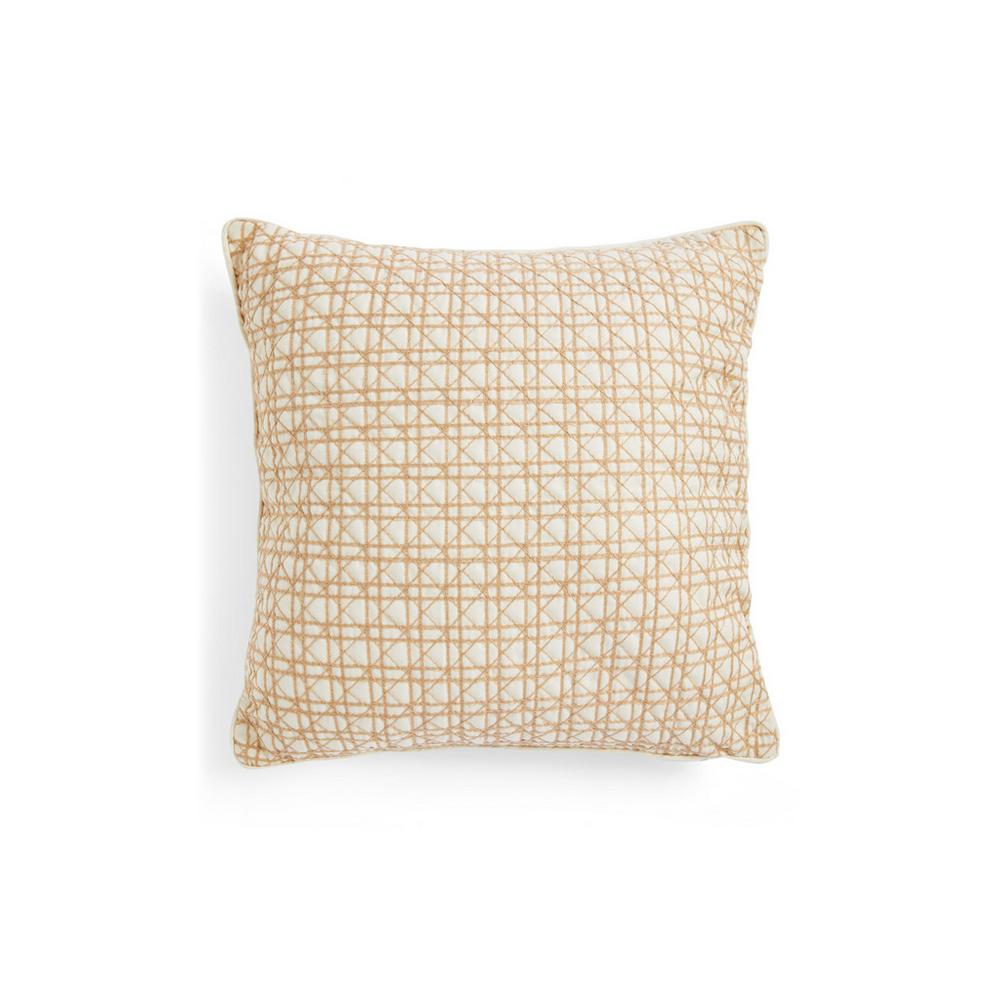 Este cojín de Primark Home también es idóneo para el salón. Está hecho con tejido de caña y tiene un precio de 8 euros.