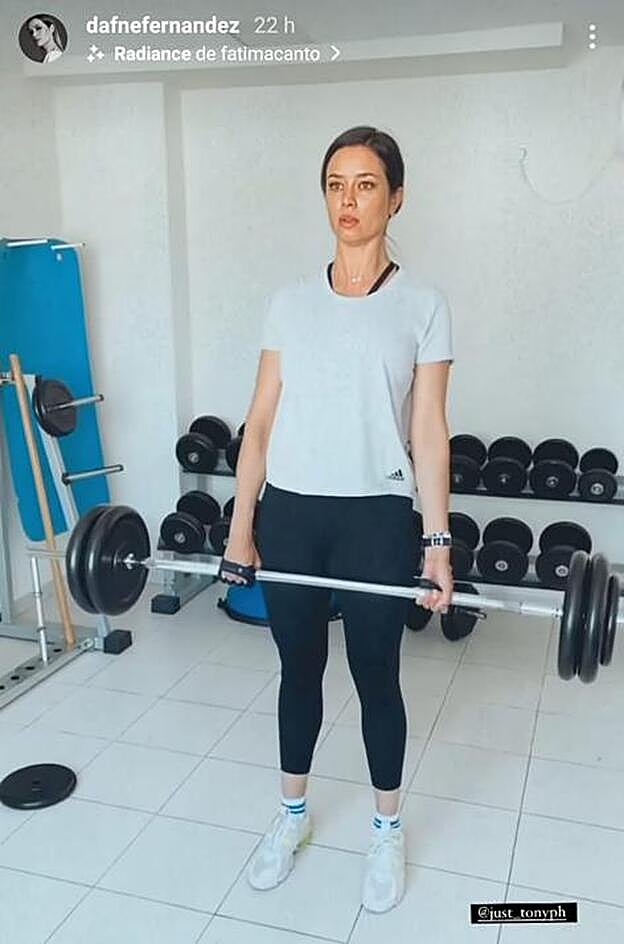 Dafne Fernández durante una sesión de enrenamiento de fuerza haciendo ejercicios de peso muerto / Foto: stories