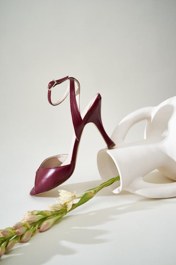 Sandalias de tacón con pulsera en color berenjena de Mint & Rose (179 euros)