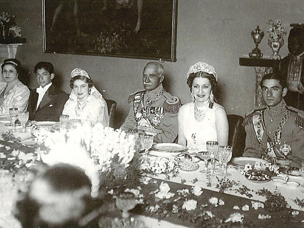 Banquete en Teherán, con la princesa Fawzia y el príncipe Mohamed Reza a ambos lados de la emperatriz Tâdj ol-Molouk Âyromlu y del sha Reza Khan.