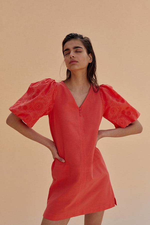 Vestido de lino en color coral con mangas abullonadas (25,99 euros).