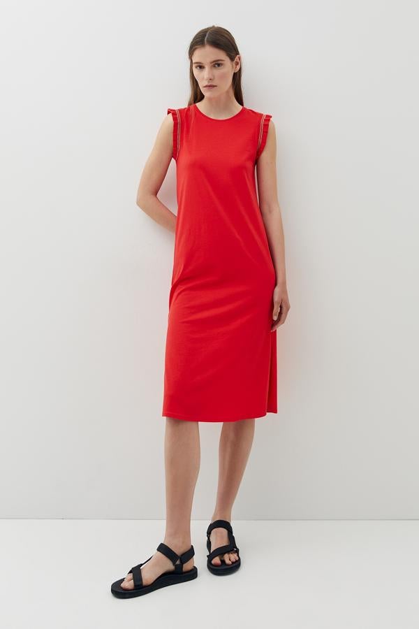 Vestido midi rojo de corte recto y sin mangas (11,99 euros).