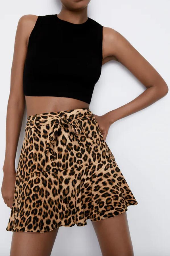 Con lazo combinado a tono y bajo acabado en volante, esta falda pantalón de Zara con estampado de leopardo está disponible entre las tallas XS y XL por 22,95 euros.