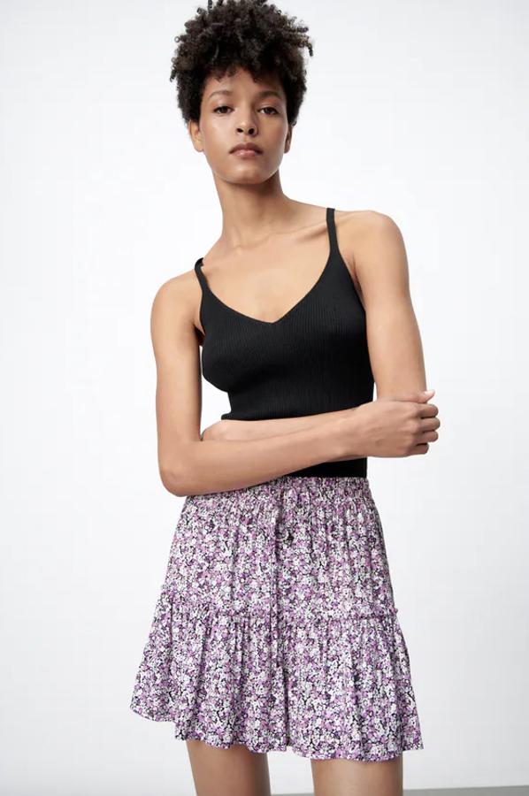 Disponible en lila, azul o verde medio con estampado de flores, esta falda pantalón de Zara confeccionada con al menos un 50% de viscosa sostenible viene con cintura elástica con cordones a tono y detalle de frunces. Con un precio de 19,95 euros, podemos encontrarla entre las tallas XS y XL.