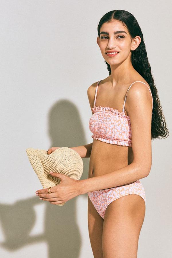 Bikini con estampado de flores en rosa y blanco y con nido de abeja de la colección de verano de H&M (17,99 euros)