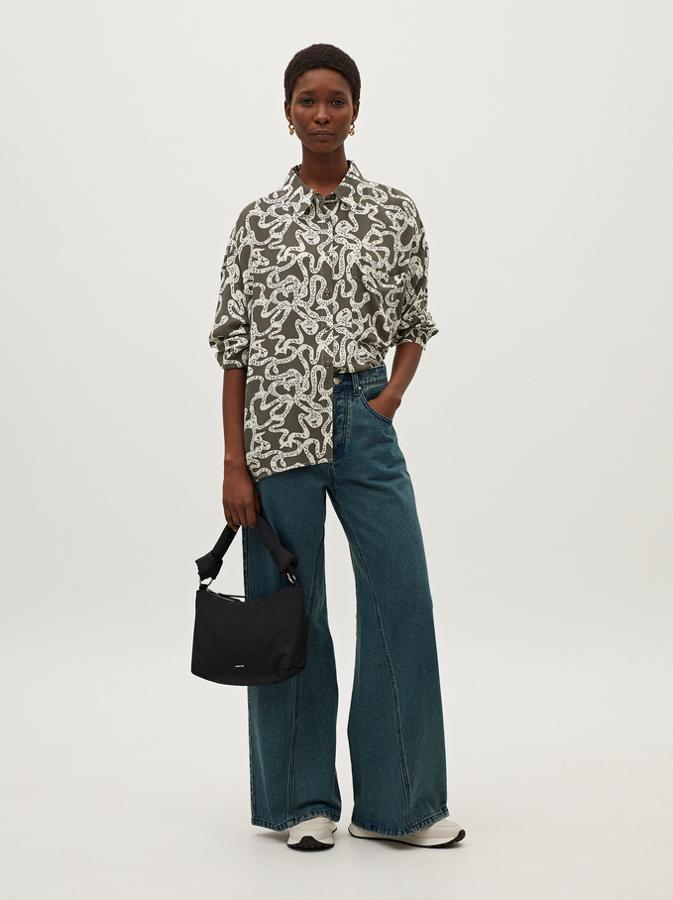 Camisaoversize de manga larga, de Parfois (22,99 €).