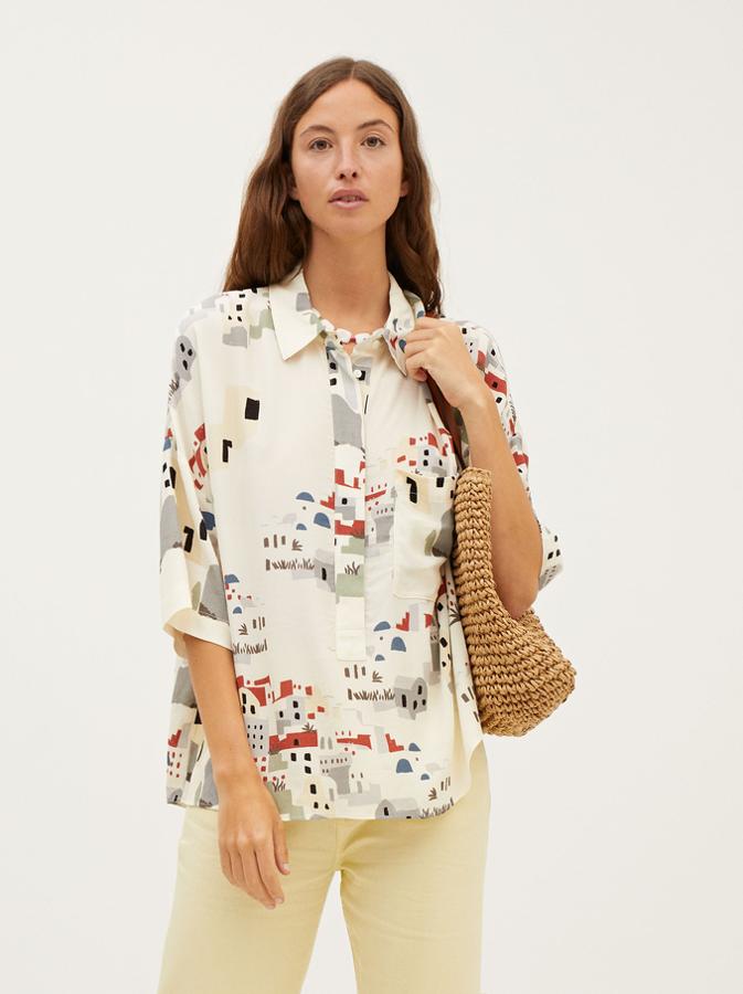 Camisa de manga francesa con estampado multicolor, de Parfois (25,99 €).