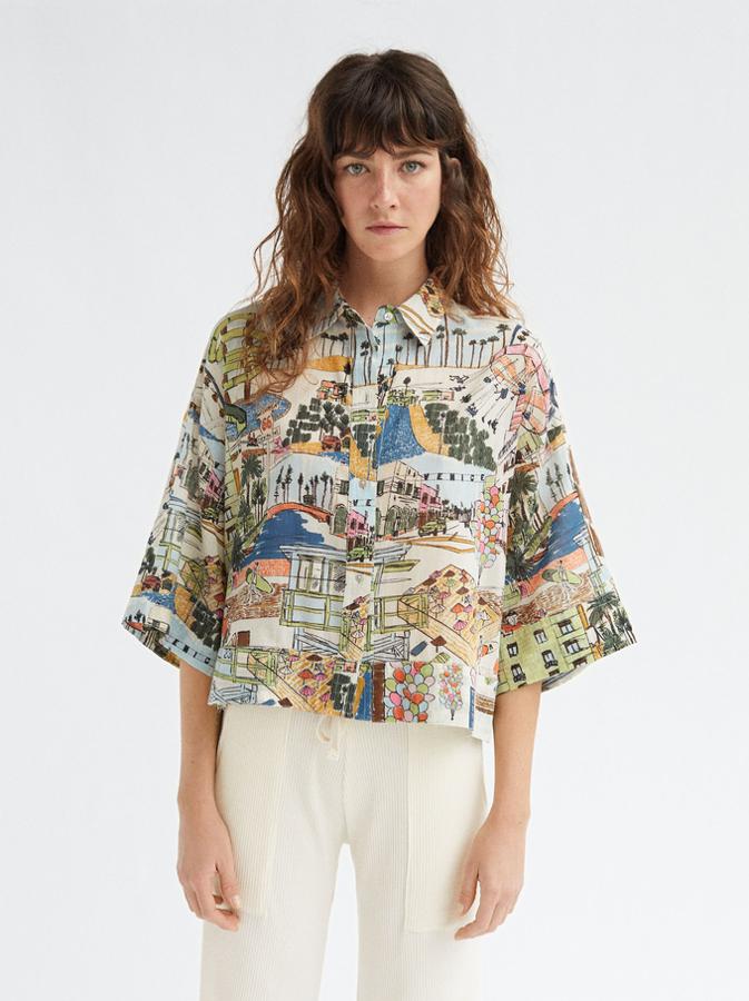 Camisa de media manga con estampado de paisajes, de Parfois (19,99 €).