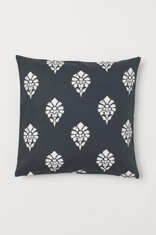 Con la llegada del buen tiempo, los textiles cobran protagonismo. Puedes añadir esta funda de cojín con estampado (2,99 euros) tanto en el salón, como en un sofá de exterior. Es parte de la nueva colección de H&M Home.