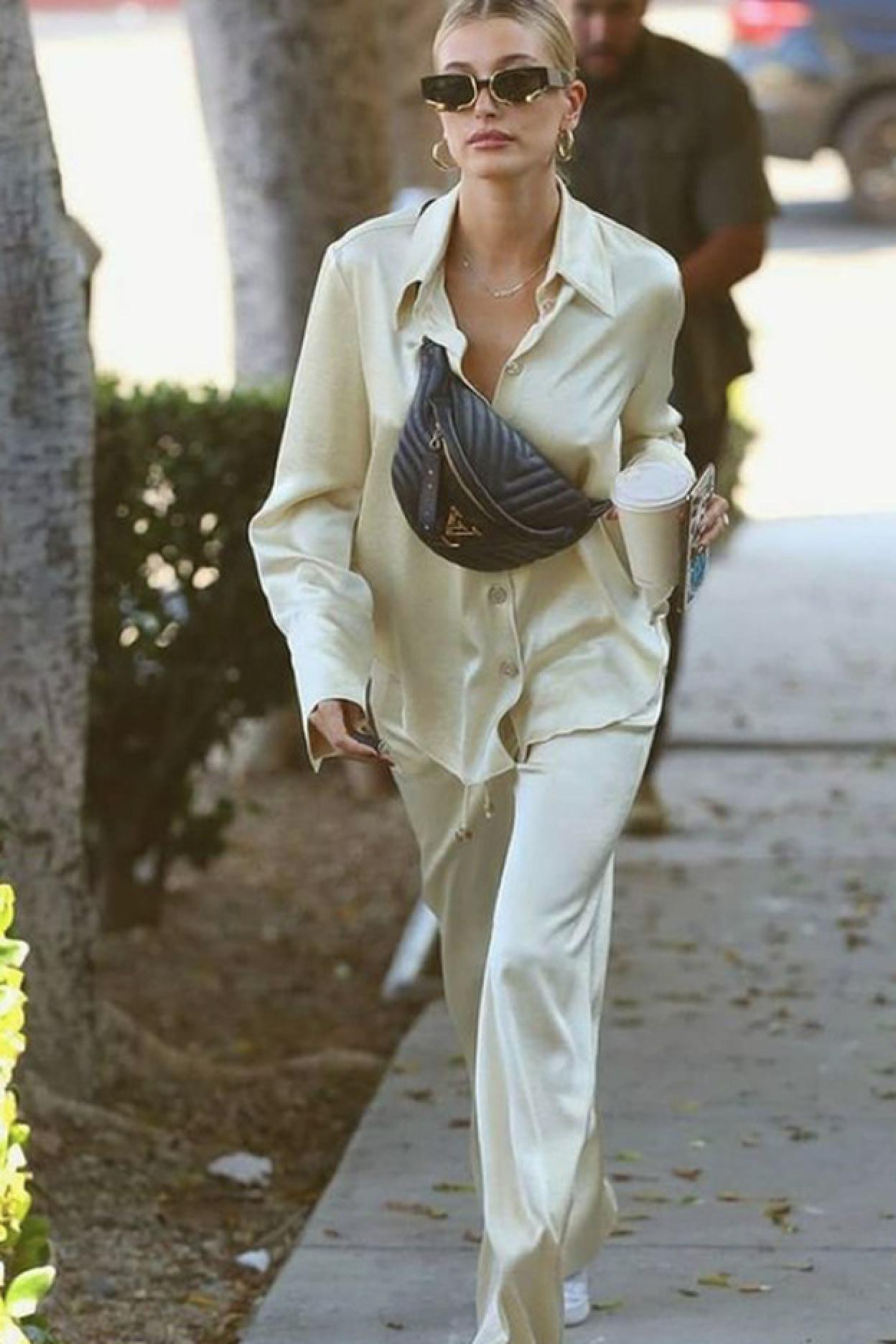 Pincha en la foto para ver el tejido satinado que te hará sentir como una diosa: es la nueva tendencia favorita del verano 2020.