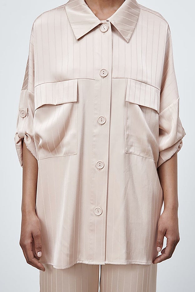 Conjunto de sobrecamisa y pantalón satinado de Zara.