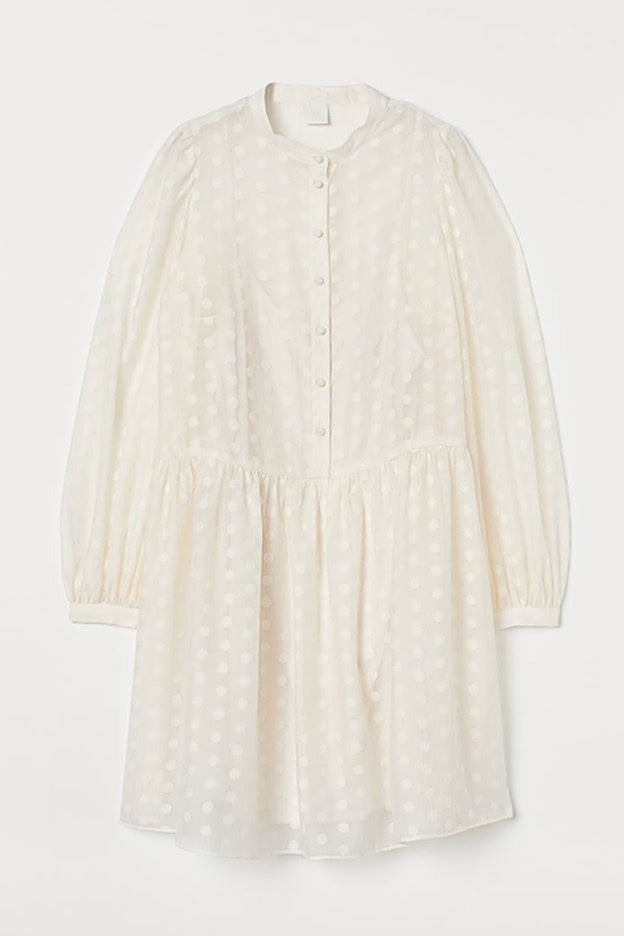 Vestido con cuello elevado y mangas abullonadas de H&M.