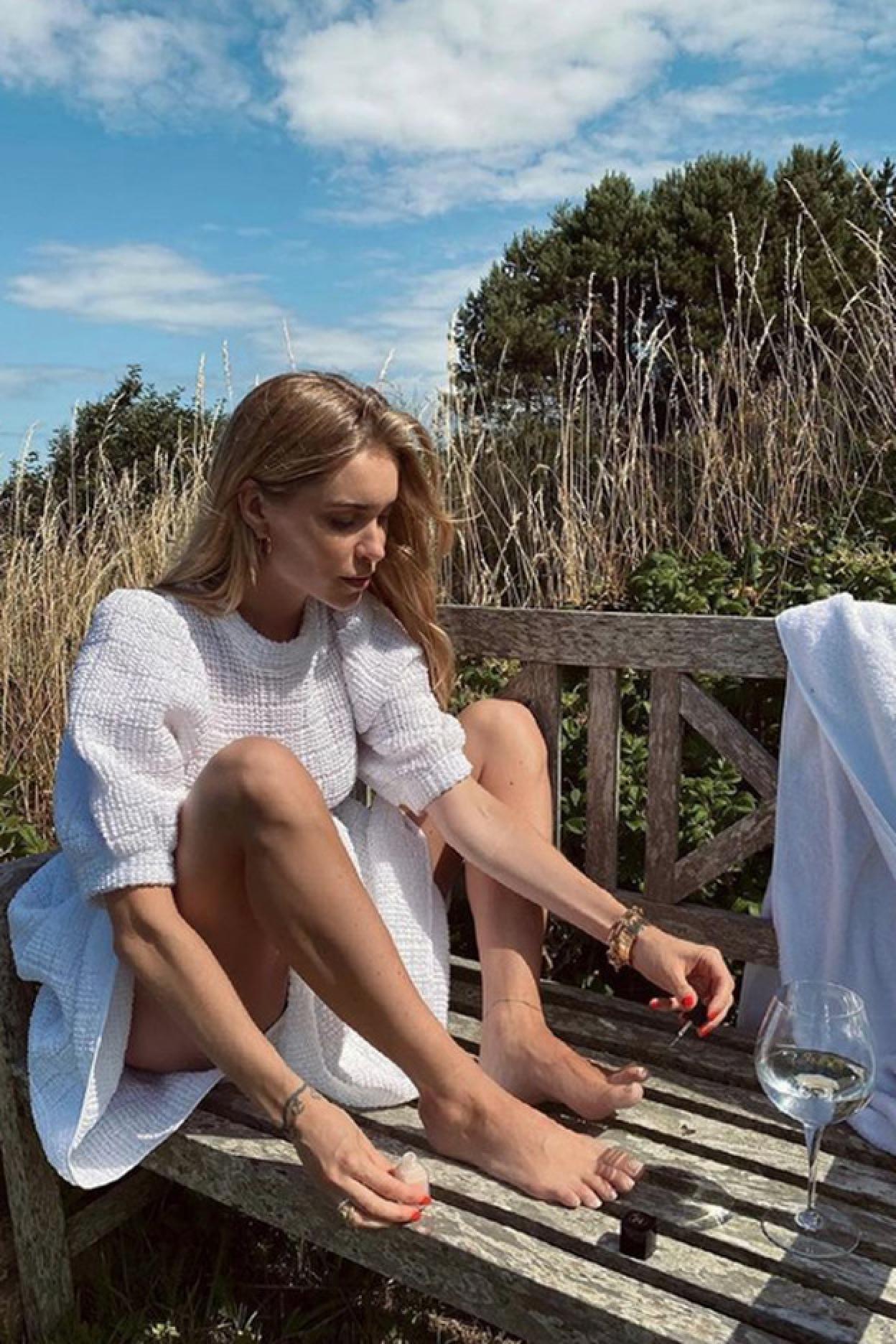 Pincha en la foto para ver 15 vestidos blancos de Zara que vas a querer añadir a tu armario inmediatamente.