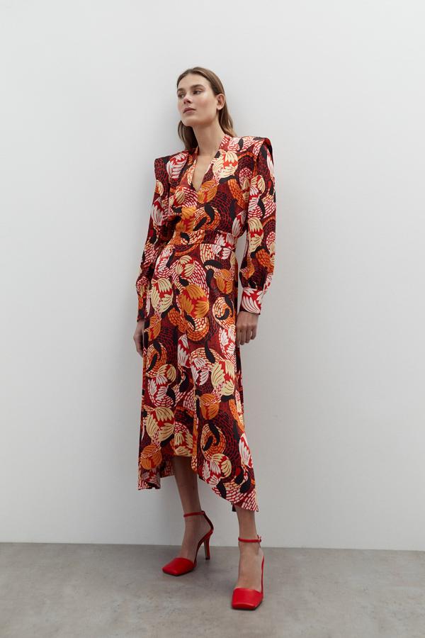 De inspiración setentera, con un llamativo estampado y hombreras marcadas, este vestido de Sfera cuesta 39.90 euros.