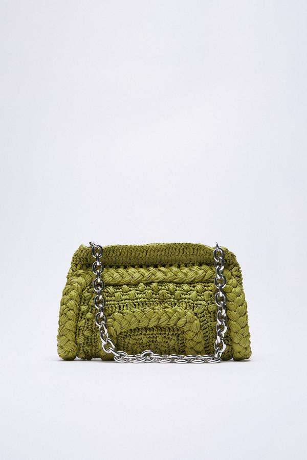 Bolso trenzado en color verde oliva con cadena de Zara (26,99 euros)