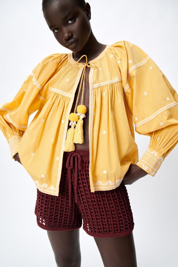 Blusa amarillo con bordados blancos de Zara (29,99 euros)