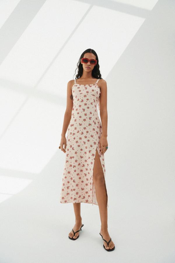 Vestido con estampado de flores de Zara (29,99 euros)