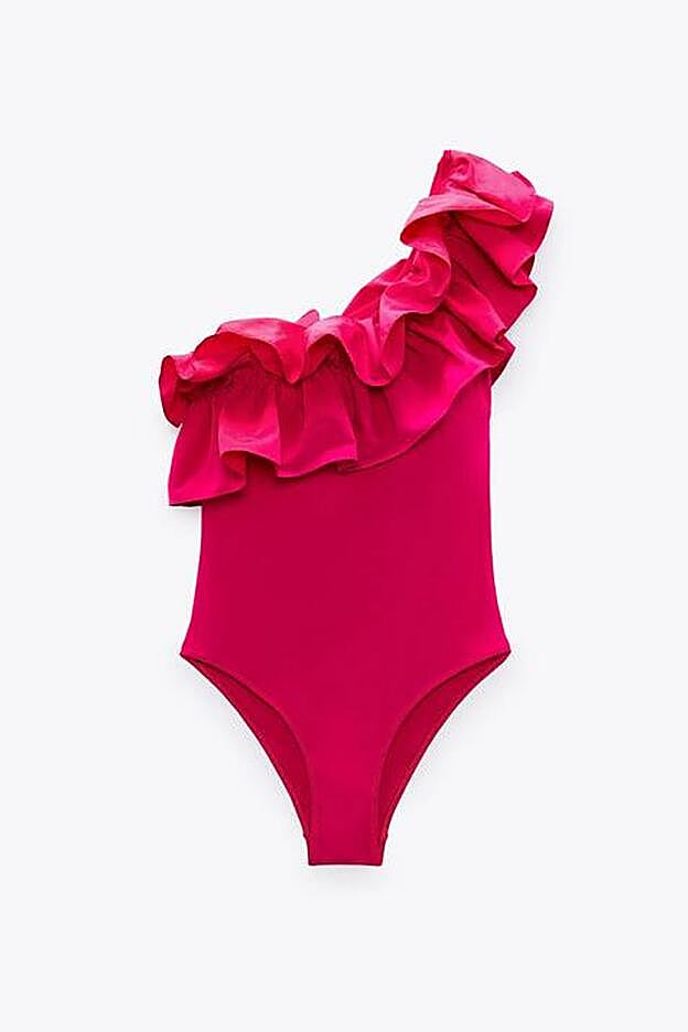 Este bañador fucsia, de escote asimétrico y con una llamativa fila de volantes se ha convertido en uno de los más deseados de la colección.