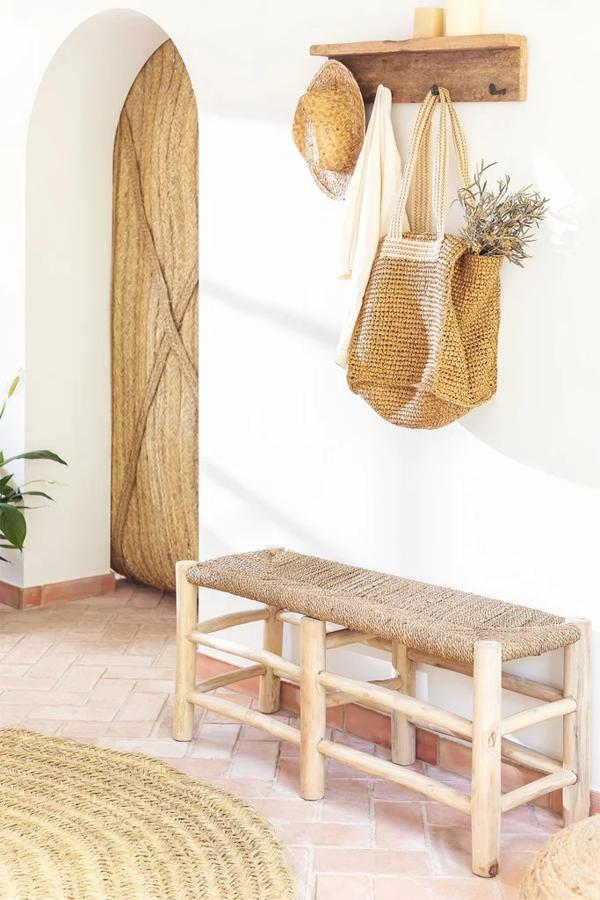 En madera natural, este banco tiene una altura de 43,5 centímetros y un precio de 119,95 euros.