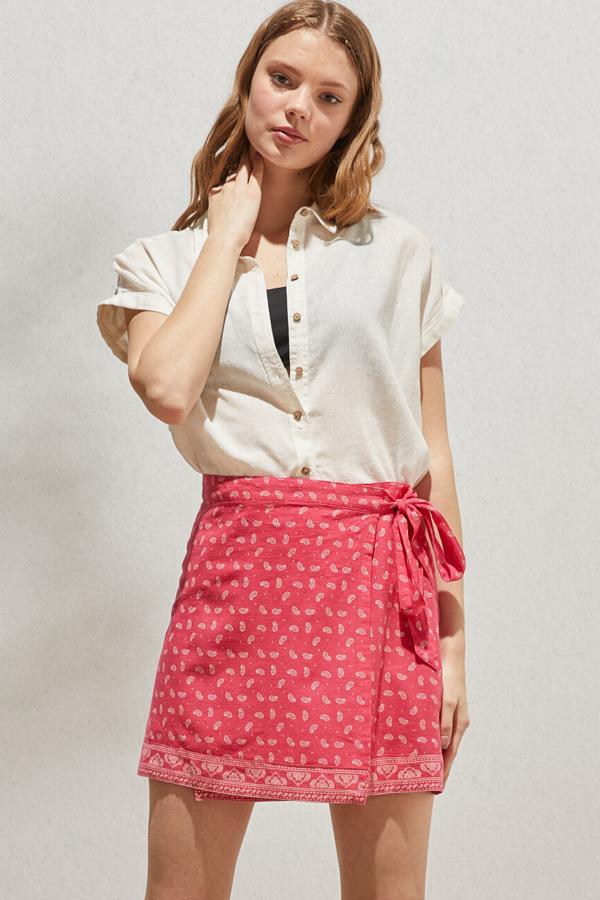 Con estampado paisley, esta falda pareo confeccionada en algodón orgánico cuenta con cierre de botón interior y lazo lateral. Es de Springfield y tiene un precio de 26,99 euros.