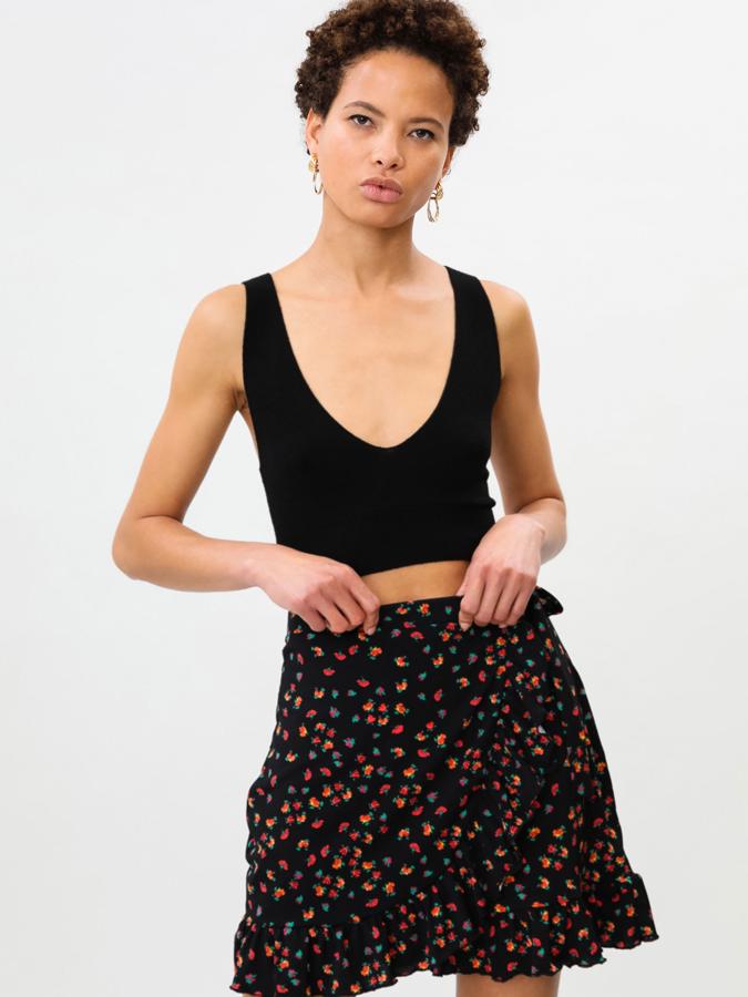 Con lazada lateral y disponible con varios estampados, esta falda pareo de Lefties tiene un precio de 6,99 euros.